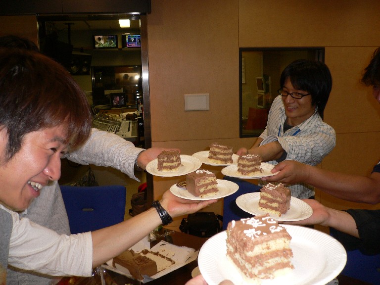 080618慎ちゃんケーキ乾杯.jpg