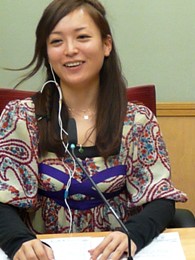 澤山璃奈参の卒論のテーマ「オシャレと草食系男子の関係」に興味津々の ぐっさん（画像クリックで“まゆ毛”トークの別画像を表示）