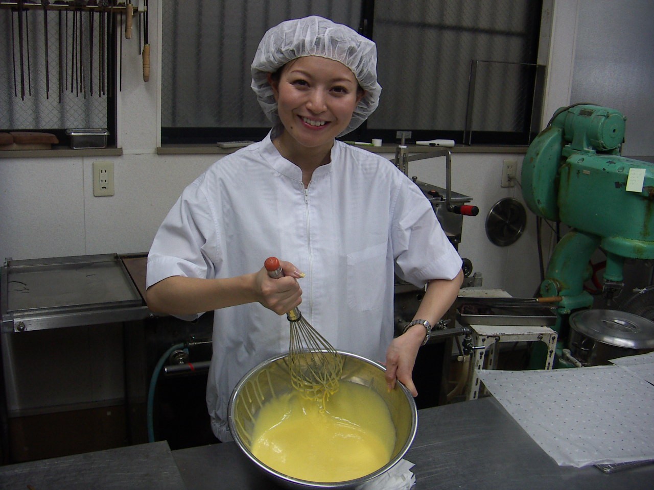 どら焼きの生地をかき回す濱本アナ.jpg