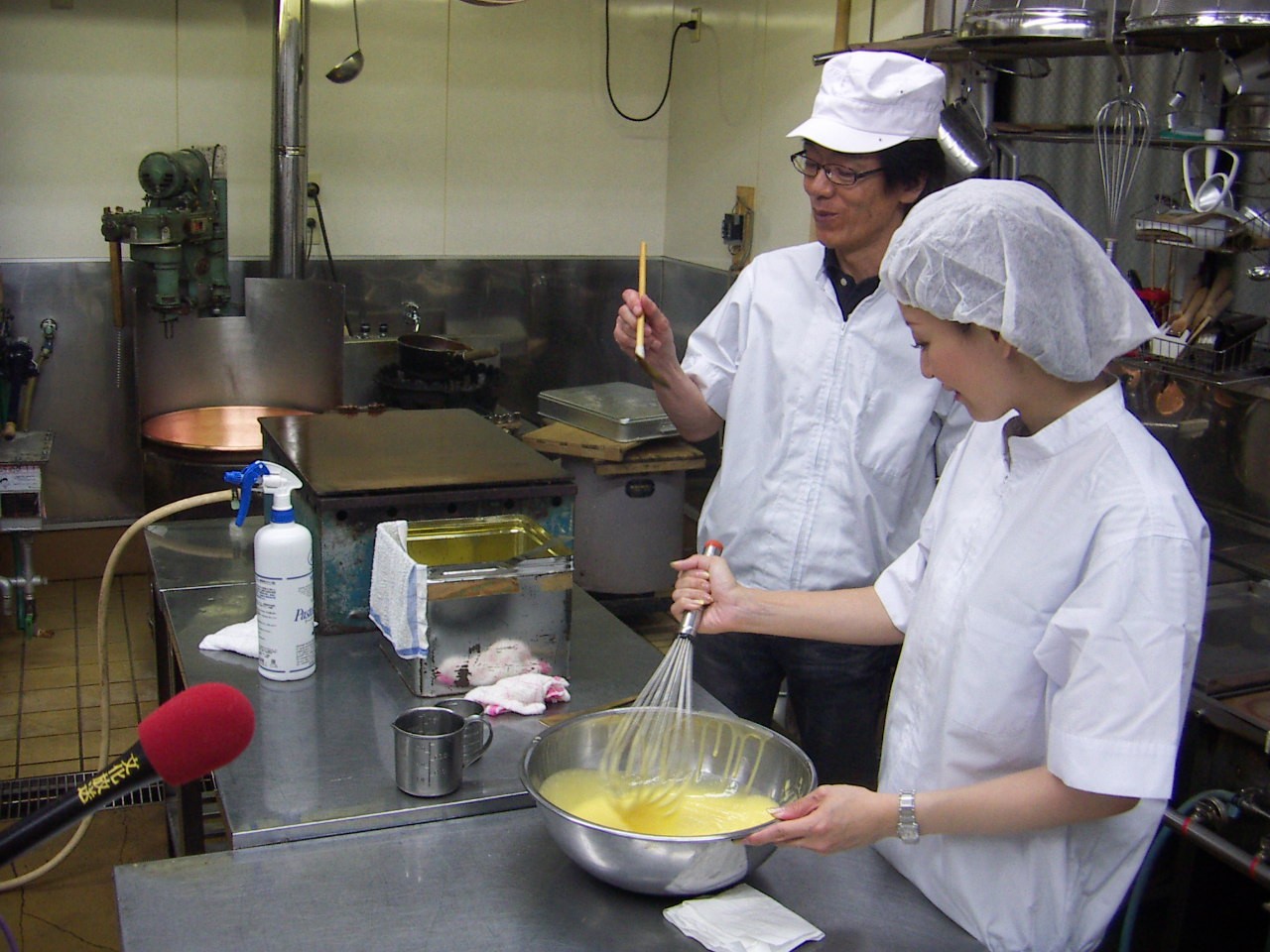 どら焼きの生地をかき回す濱本アナ②.jpg